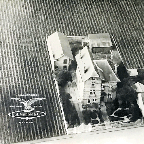 Prise de vue aérienne d'une maison entourée de vigne qui a vu naître la Maison G.H Martel.